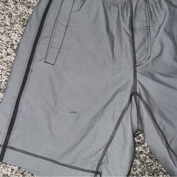 Lululemon Men's Gray Athletic Shorts SZ M .
Used in good condition. - Picture 5 of 8